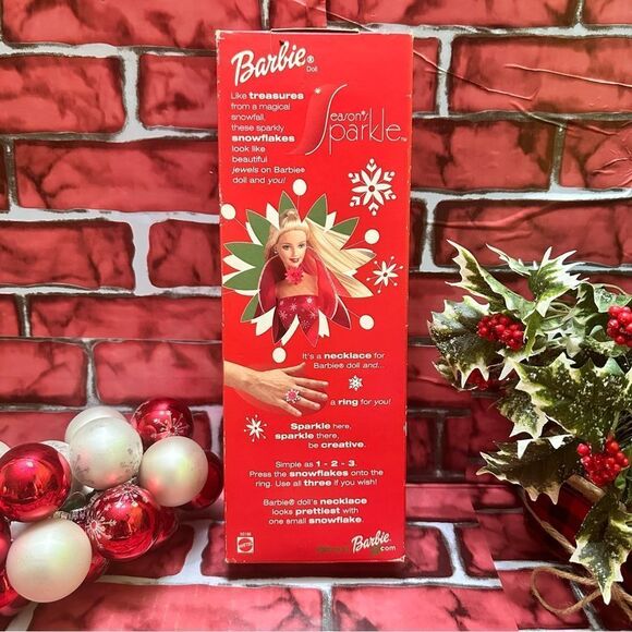 Barbie Season Sparkle Holiday doll - Picture 4 of 5